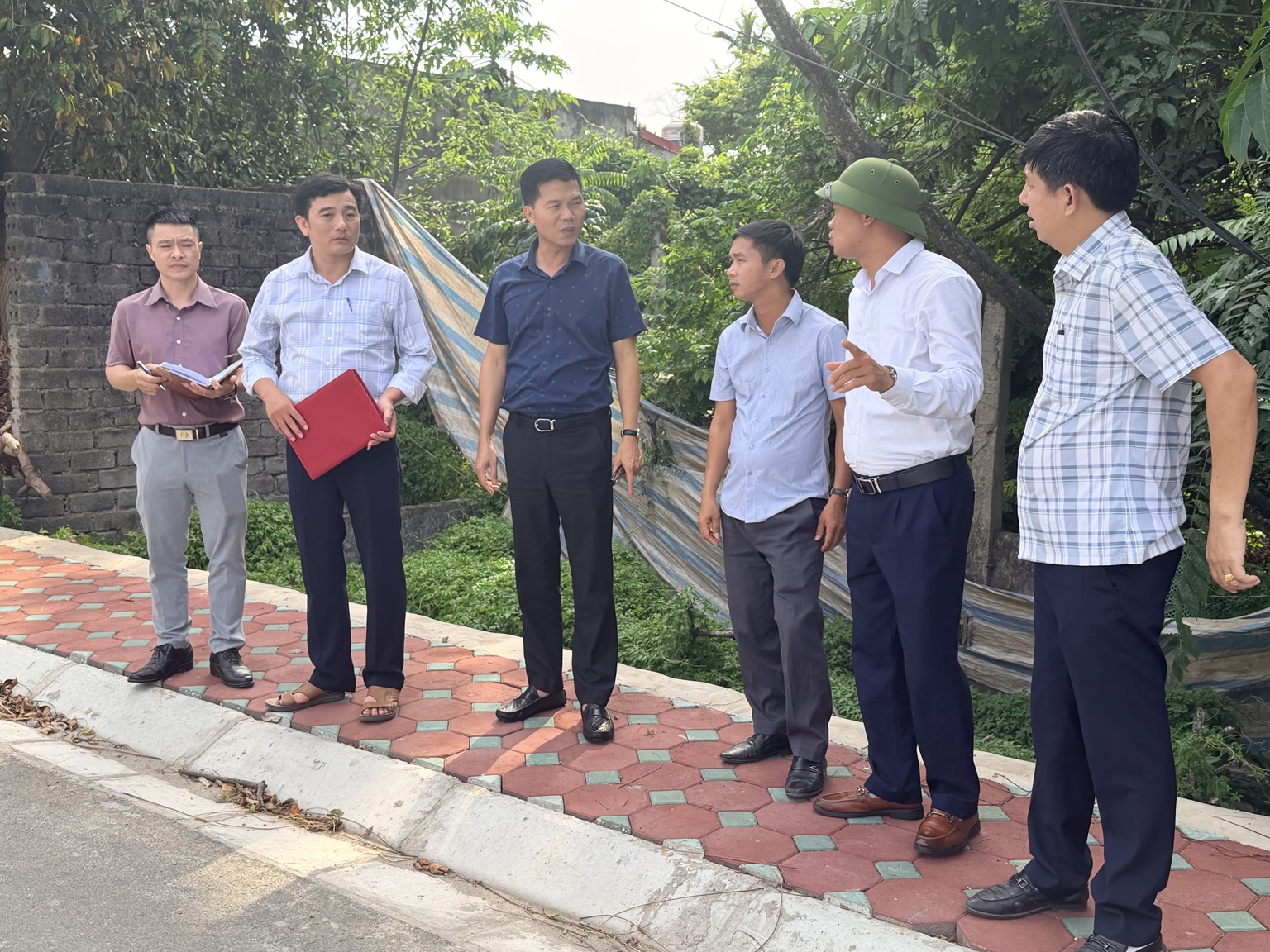 BAN KINH TẾ - NGÂN SÁCH HĐND XÃ TRẦN PHÚ KHẢO SÁTTIẾN ĐỘ GIẢI PHÓNG MẶT BẰNG VÀ GIẢI NGÂN VỐN ĐẦU TƯ CÔNG- Ảnh 2.