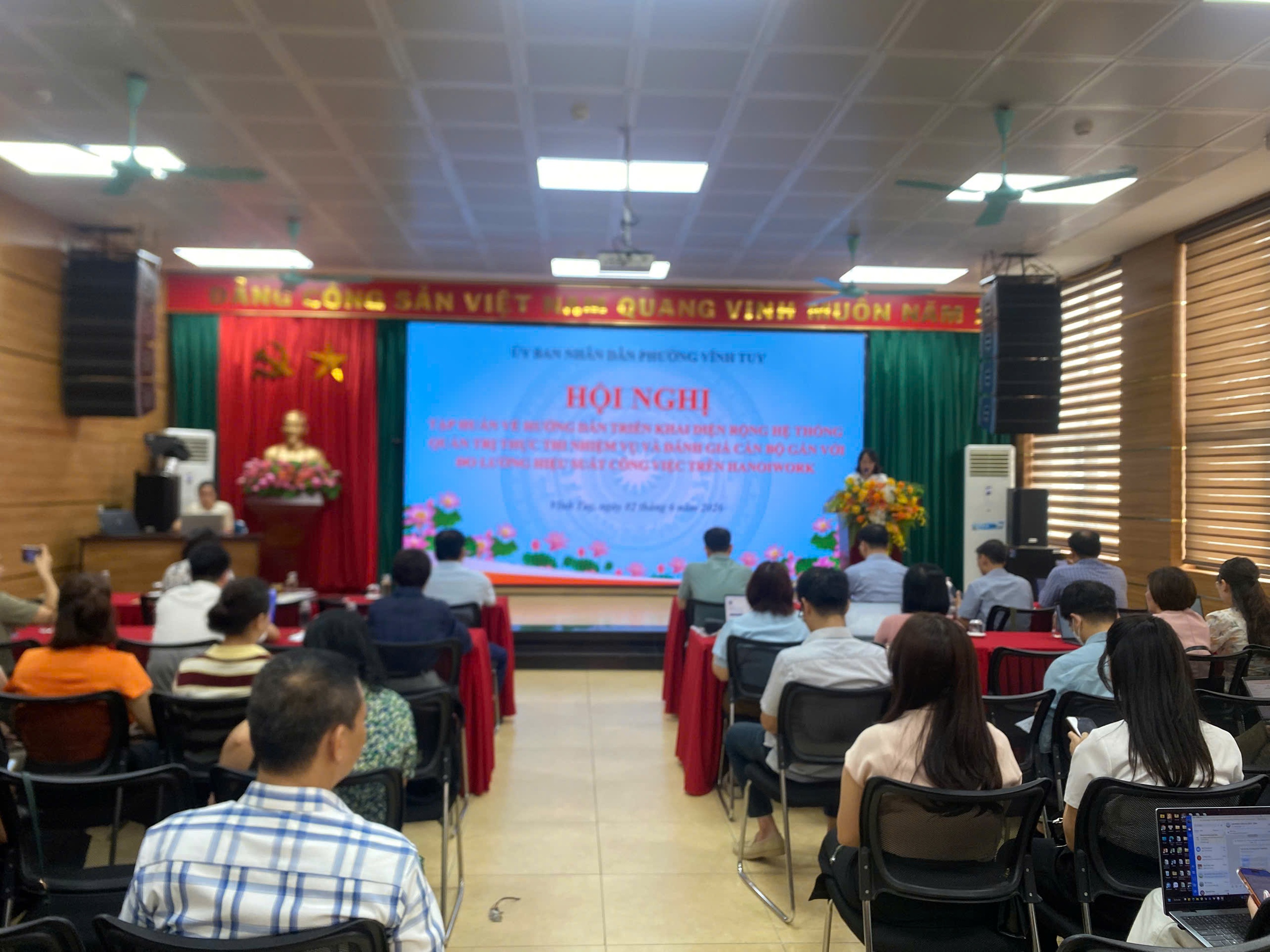 PHƯỜNG VĨNH TUY TỔ CHỨC TẬP HUẤN TRIỂN KHAI HỆ THỐNG QUẢN TRỊ VÀ ĐÁNH GIÁ CÁN BỘ TRÊN NỀN TẢNG HANOIWORK- Ảnh 3.