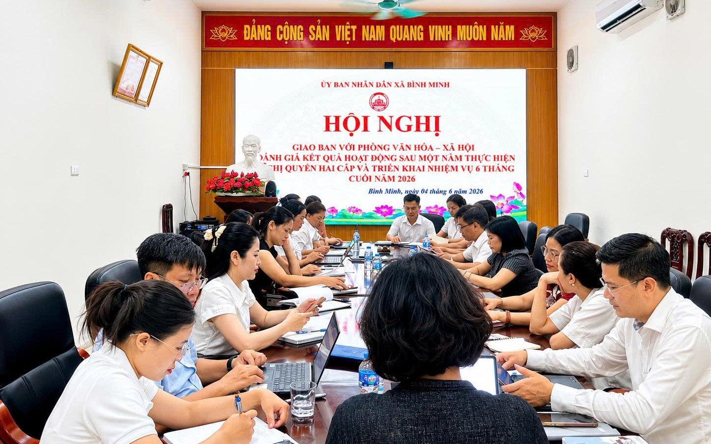 Đ/c Nguyễn Thị Anh Đào - ĐUV - Phó Chủ tịch UBND xã Bình Minh chủ trì hội nghị