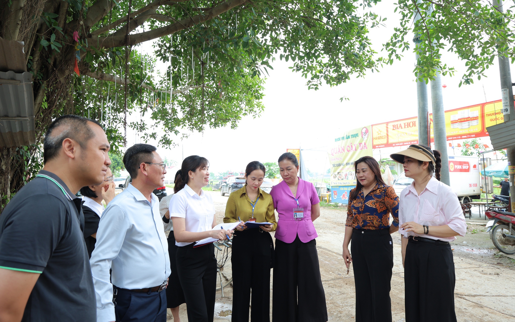 Thường trực Hội đồng nhân dân xã Phú Nghĩa khảo sát thực tế công tác giải phóng mặt bằng, thi công các Dự án trên địa bàn xã
