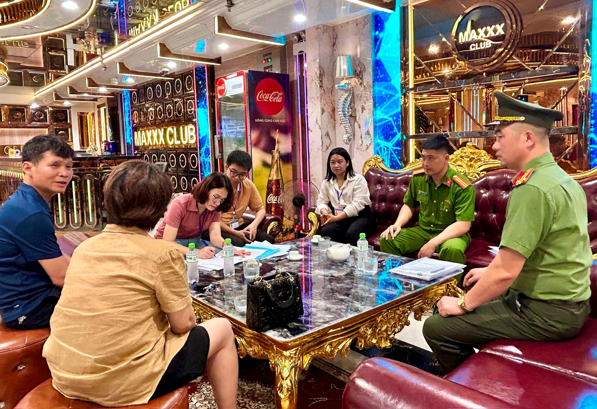 Phường Hoàng Mai siết chặt quản lý loại hình kinh doanh karaoke- Ảnh 1.