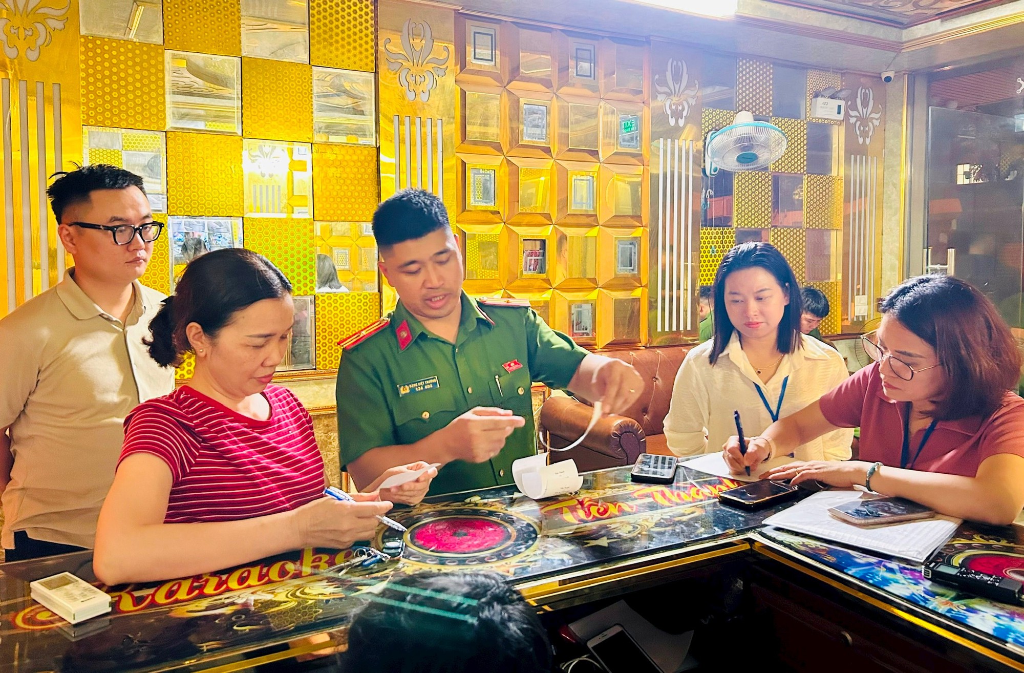 Phường Hoàng Mai siết chặt quản lý loại hình kinh doanh karaoke- Ảnh 6.