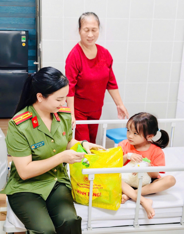 Công an phường Phương Liệt tổ chức chương trình “Suất quà yêu thương”- Ảnh 5.