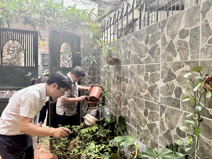 Phường Khương Đình chủ động kiểm soát, ngăn chặn dịch bệnh và nâng cao ý thức của cộng đồng trong công tác phòng chống sốt xuất huyết- Ảnh 3.