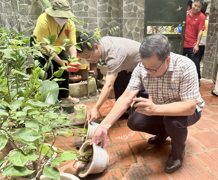 Phường Khương Đình chủ động kiểm soát, ngăn chặn dịch bệnh và nâng cao ý thức của cộng đồng trong công tác phòng chống sốt xuất huyết- Ảnh 4.