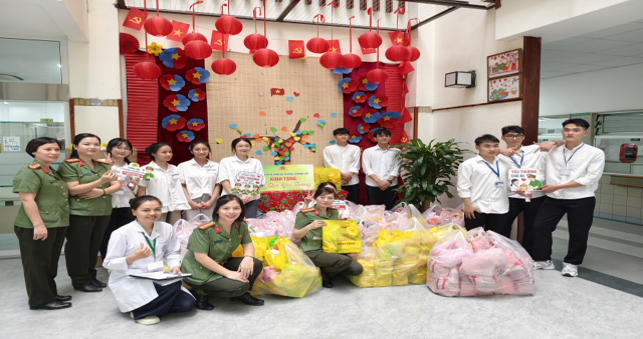 Công an phường Phương Liệt tổ chức chương trình “Suất quà yêu thương”- Ảnh 4.