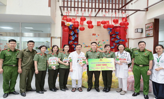 Công an phường Phương Liệt tổ chức chương trình “Suất quà yêu thương”- Ảnh 1.