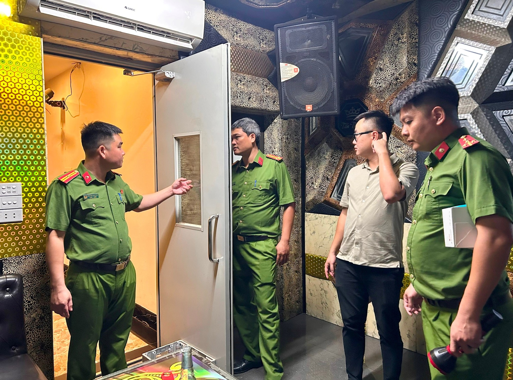 Phường Hoàng Mai siết chặt quản lý loại hình kinh doanh karaoke- Ảnh 5.