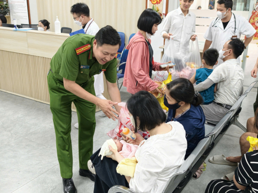 Công an phường Phương Liệt tổ chức chương trình “Suất quà yêu thương”- Ảnh 3.