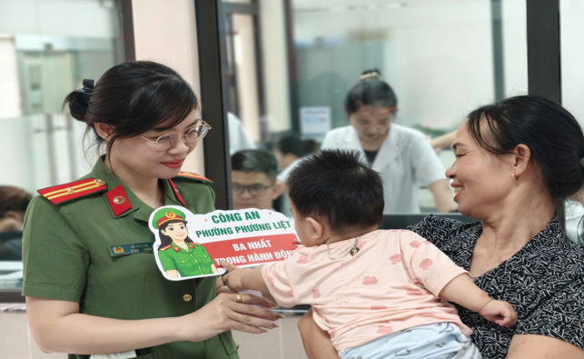 Công an phường Phương Liệt tổ chức chương trình “Suất quà yêu thương”- Ảnh 2.