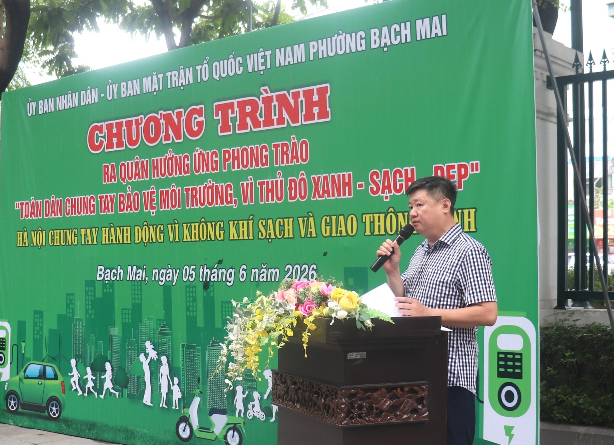 Phường Bạch Mai: Cán bộ, người dân chung tay vì môi trường sáng, xanh, sạch, đẹp- Ảnh 2.