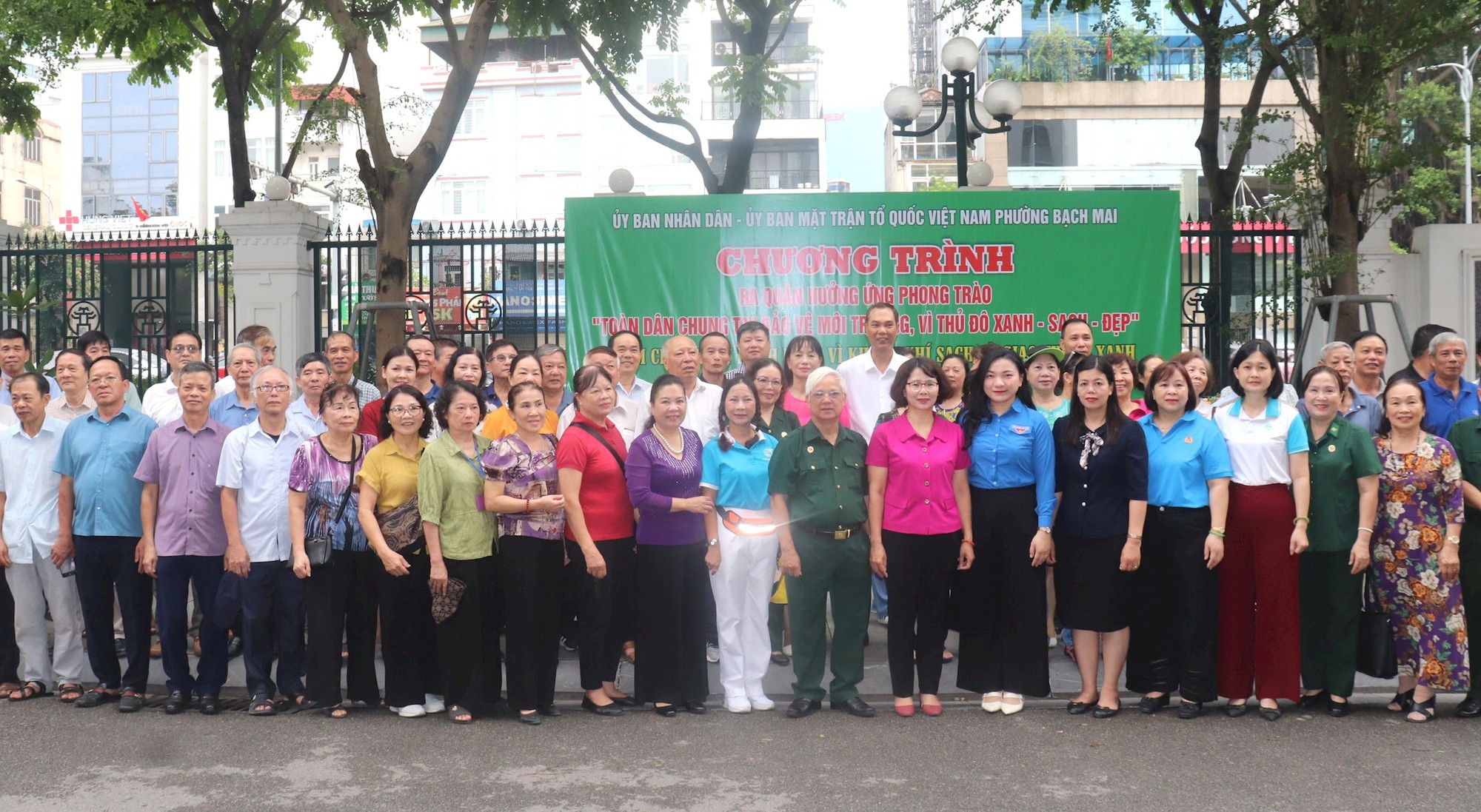 Phường Bạch Mai: Cán bộ, người dân chung tay vì môi trường sáng, xanh, sạch, đẹp- Ảnh 1.