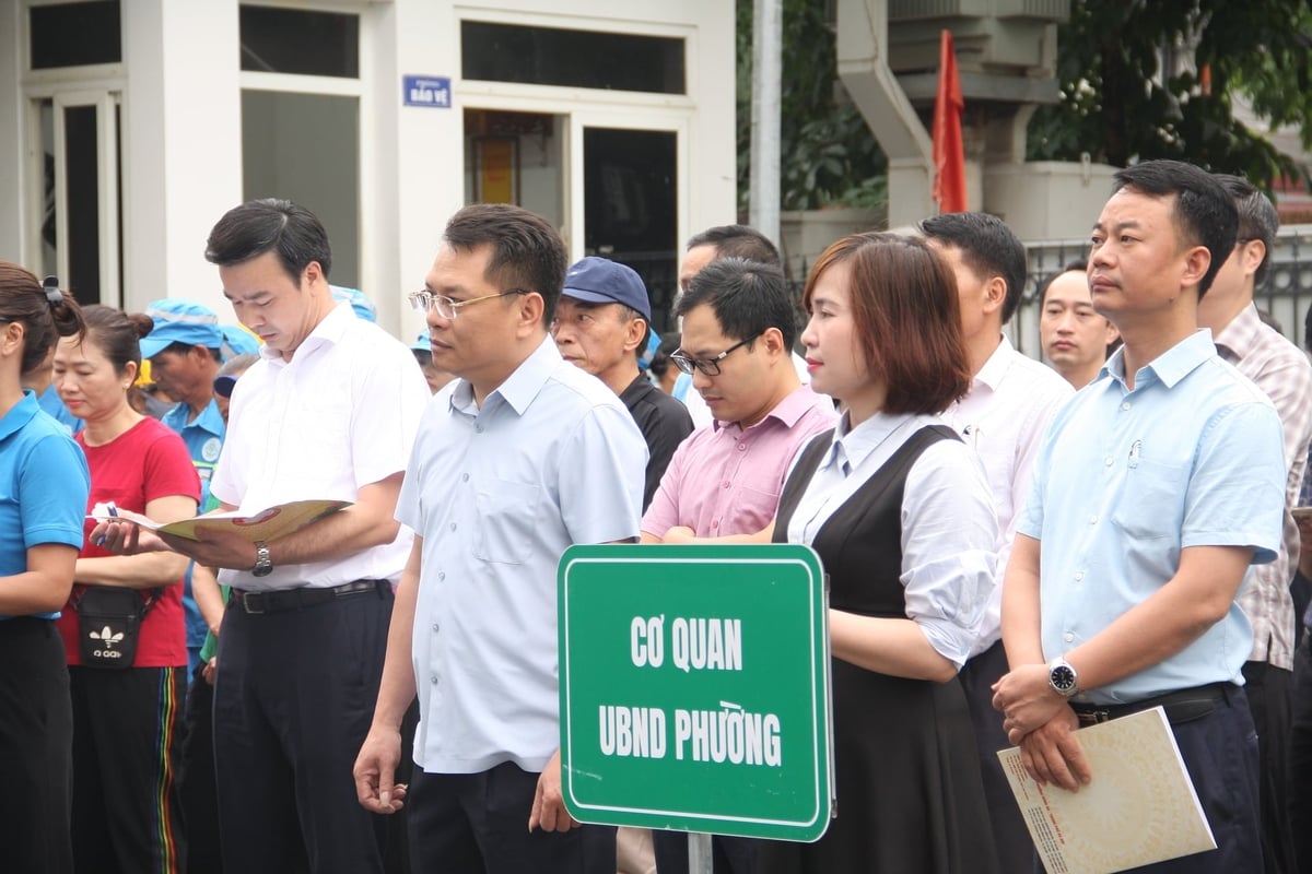 Phường Hồng Hà ra quân hưởng ứng Ngày Môi trường thế giới- Ảnh 1.