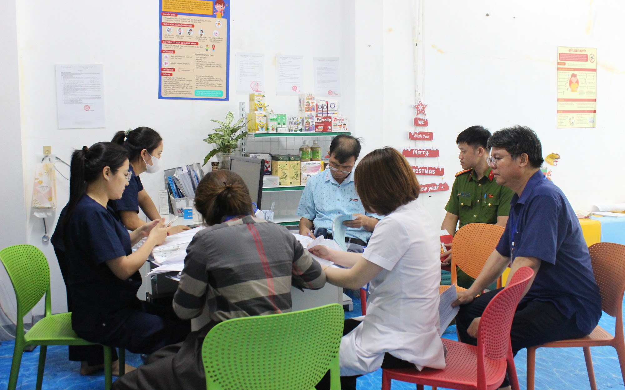 Xã Quảng Bị tăng cường kiểm tra hoạt động khám, chữa bệnh, dược mỹ phẩm, dịch vụ kính thuốc, tiêm chủng và cơ sở thẩm mỹ trên địa bàn