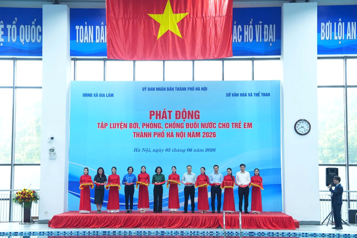 Hà Nội phát động toàn dân tập luyện môn bơi, phòng chống đuối nước cho trẻ em năm 2026 và khai trương bể bơi Cổ Bi- Ảnh 3.