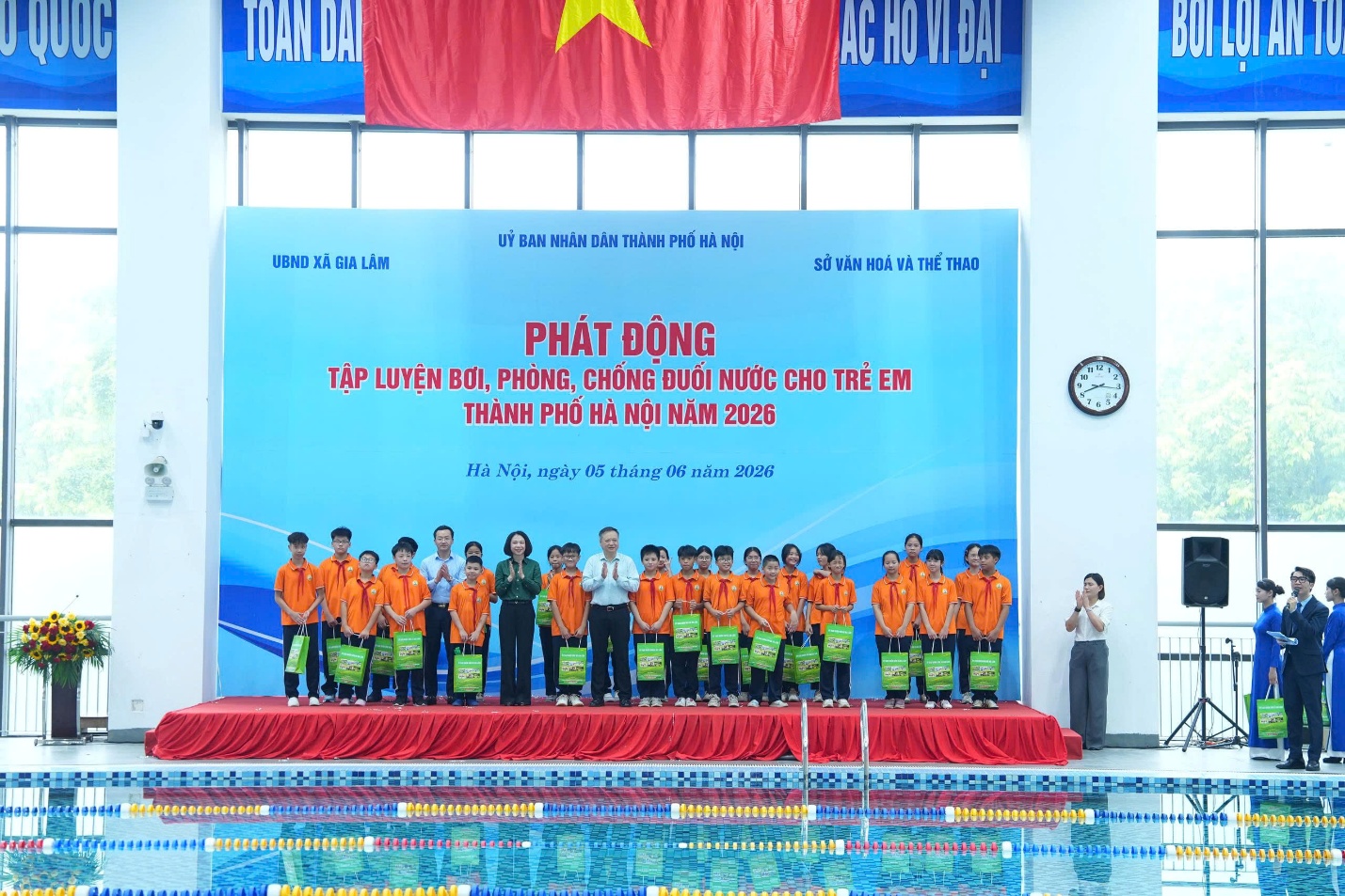 Hà Nội phát động toàn dân tập luyện môn bơi, phòng chống đuối nước cho trẻ em năm 2026 và khai trương bể bơi Cổ Bi- Ảnh 5.