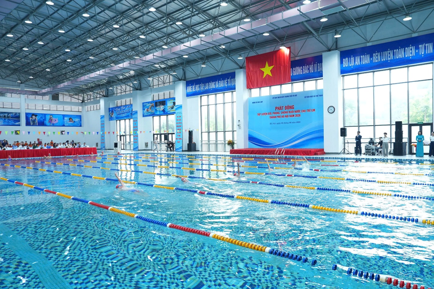 Hà Nội phát động toàn dân tập luyện môn bơi, phòng chống đuối nước cho trẻ em năm 2026 và khai trương bể bơi Cổ Bi- Ảnh 7.
