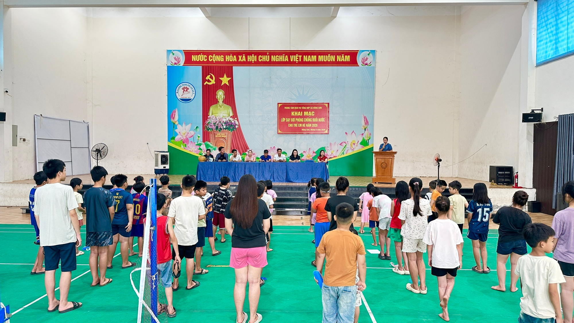 Hồng Sơn khai mạc lớp phổ cập bơi phòng, chống đuối nước, tai nạn thương tích cho trẻ em hè năm 2026- Ảnh 1.
