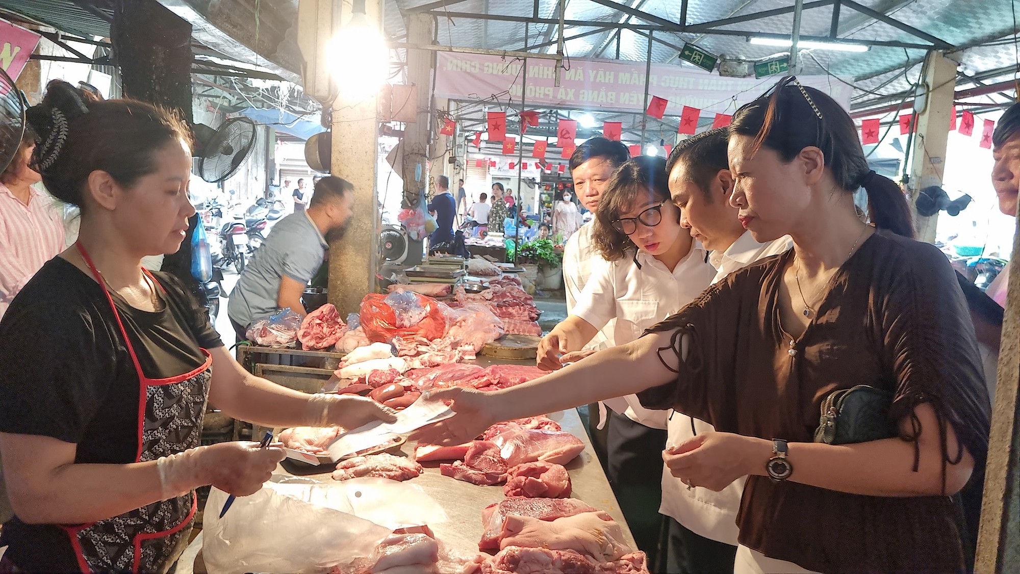Phường Văn Miếu - Quốc Tử Giám tăng cường kiểm soát kinh doanh sản phẩm động vật- Ảnh 4.