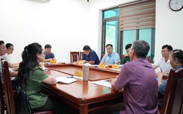 Đồng chí Nguyễn Huy Hoàng - Phó Bí thư Đảng ủy, Chủ tịch UBND xã tiếp công dân định kỳ tháng 6/2026