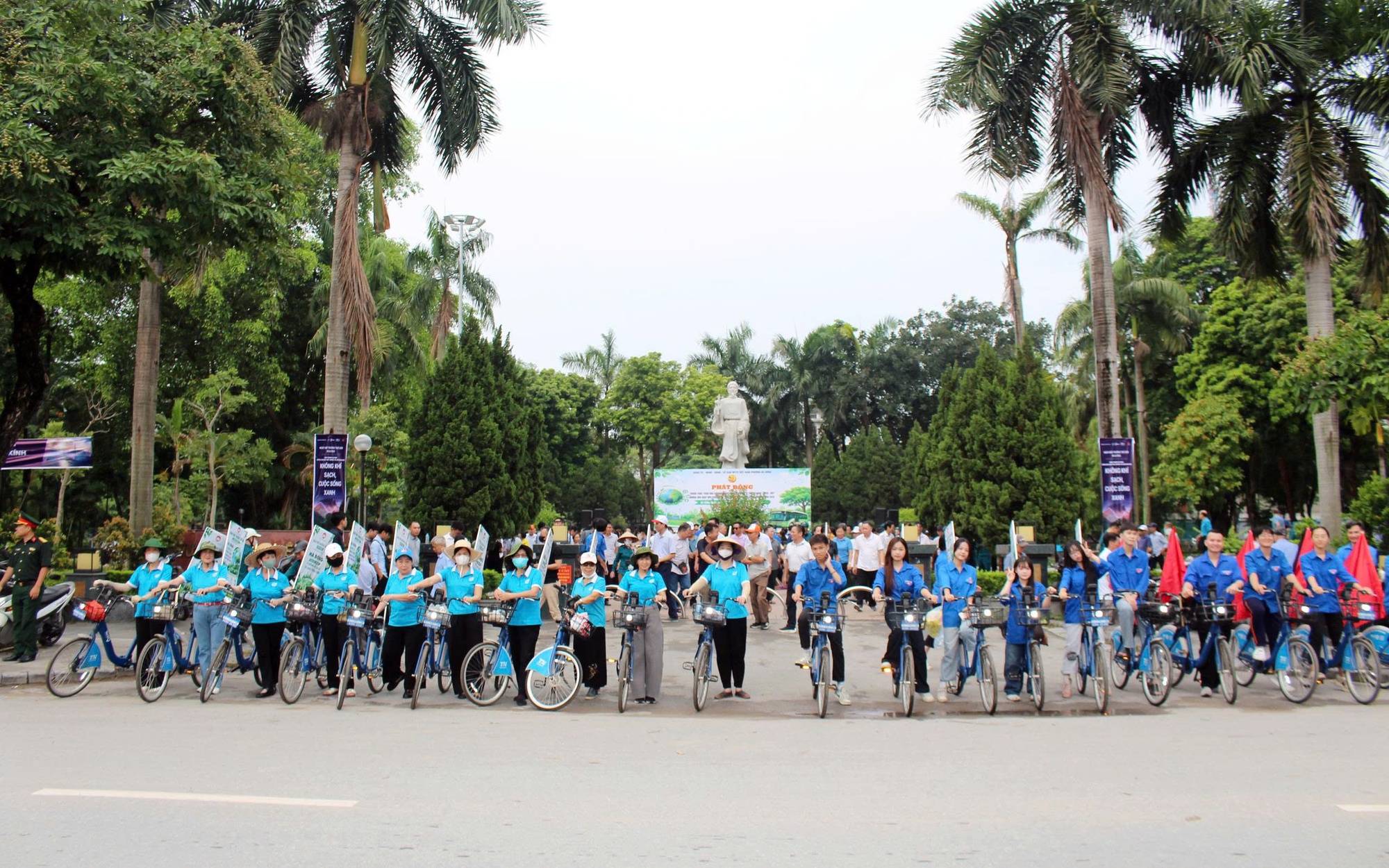 Phường Hà Đông ra quân phát động phong trào “Toàn dân chung tay bảo vệ môi trường vì Thủ đô xanh - sạch - đẹp”.