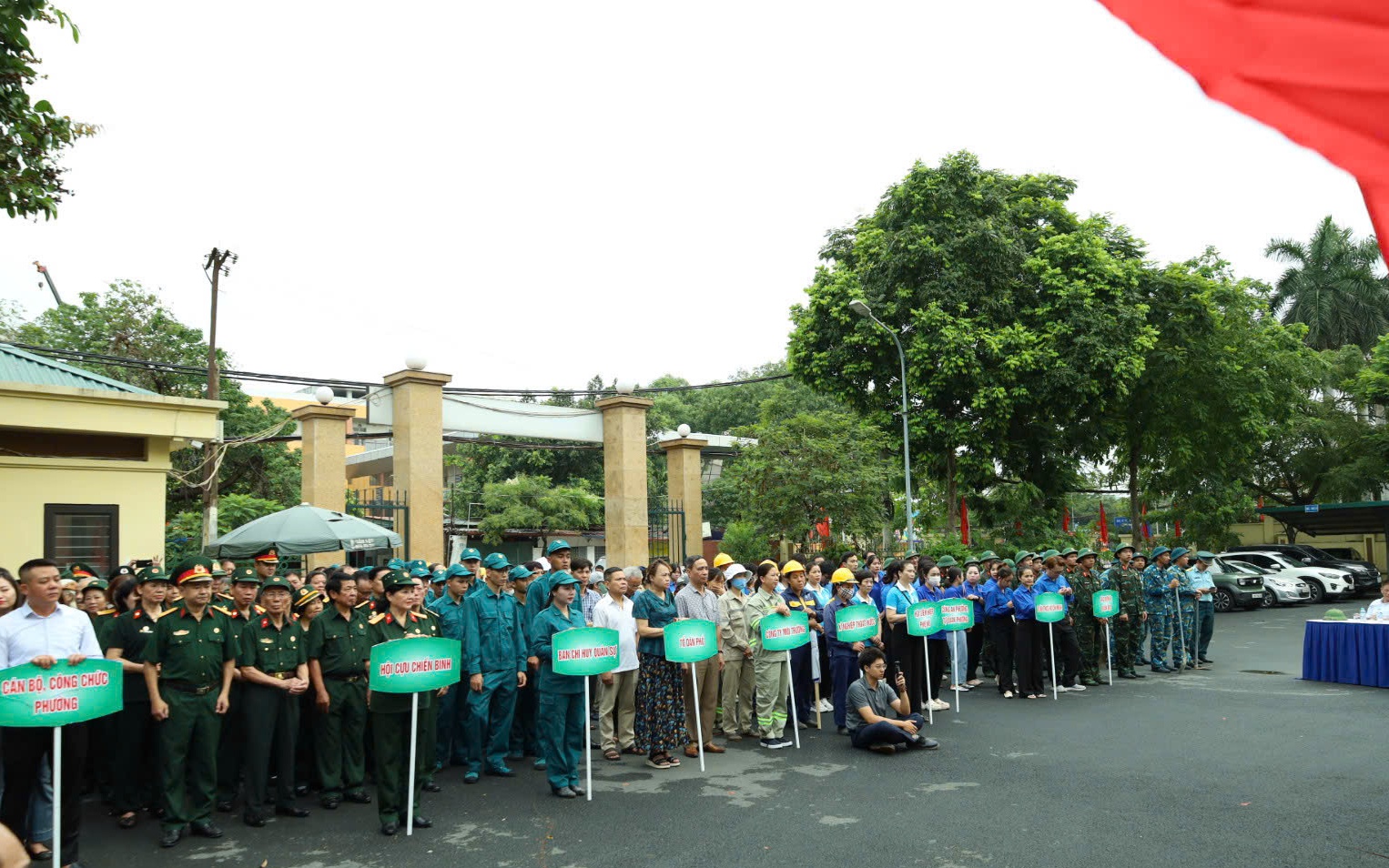 Phường Định Công tổ chức Chương trình ra quân hưởng ứng phong trào “Toàn dân chung tay bảo vệ môi trường, vì Thủ đô xanh - sạch - đẹp”.