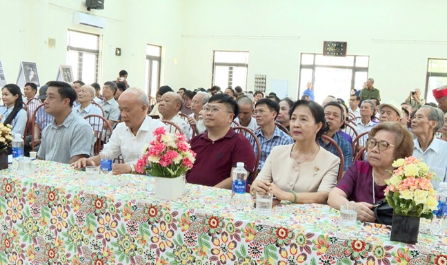 Đồng chí Trần Văn Nghĩa-Phó Bí thư Thường trực Đảng ủy xã dự lễ kỷ niệm 80 năm ngày mất cụ Nguyễn Đình Khánh, Tổ nghề nhiếp ảnh Lai Xá- Ảnh 4.
