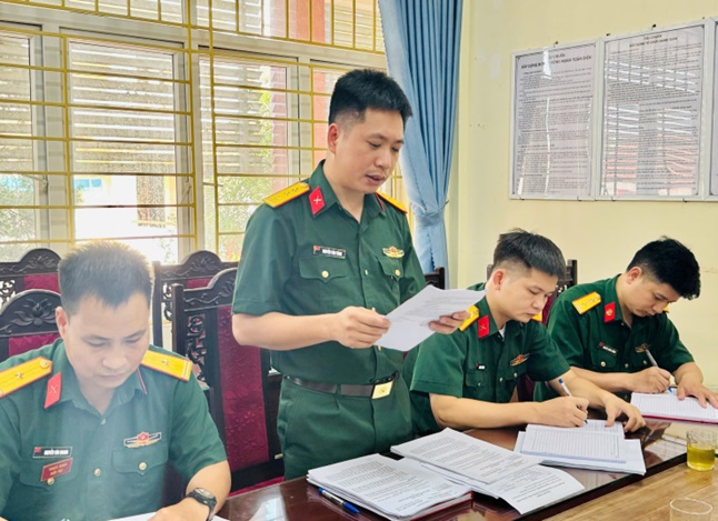 Đồng chí Nguyễn Thanh Bình - Bí thư Đảng uỷ, Chủ tịch HĐND xã chủ trì Hội nghị ra Nghị quyết lãnh đạo thực hiện nhiệm vụ tháng 6 năm 2026 của Chi bộ Quân sự xã- Ảnh 4.