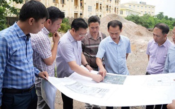 Đồng chí Nguyễn Thanh Bình - Bí thư Đảng uỷ, Chủ tịch HĐND xã, Trưởng Ban Chỉ đạo công tác giải phóng mặt bằng xã kiểm tra thực địa một số dự án