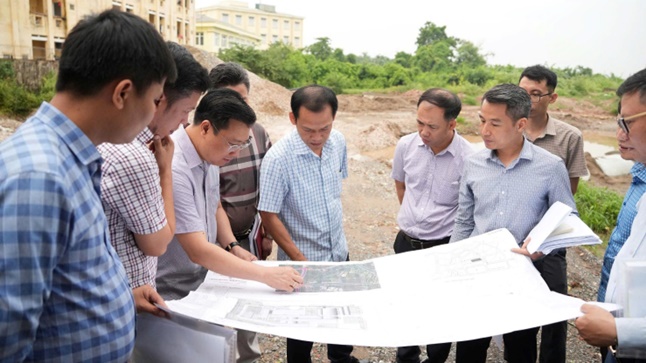 Đồng chí Nguyễn Thanh Bình - Bí thư Đảng uỷ, Chủ tịch HĐND xã, Trưởng Ban Chỉ đạo công tác giải phóng mặt bằng xã kiểm tra thực địa một số dự án- Ảnh 3.