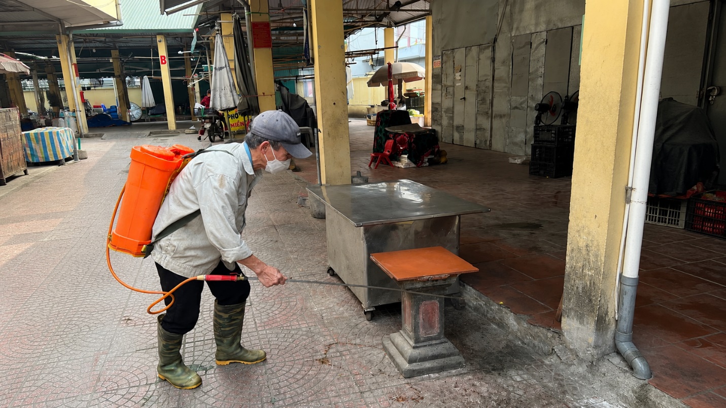 Hoài Đức tiến hành phun hóa chất khử trùng và diệt ruồi diện rộng trên tổng diện tích hơn 118 nghìn m2 sau tiêm phòng đại trà đợt 1/2026- Ảnh 3.