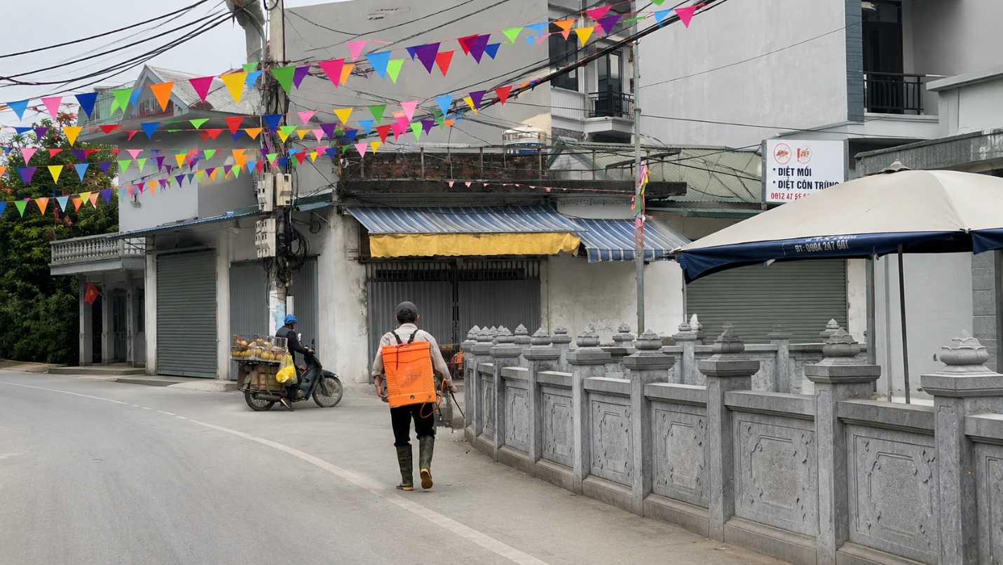 Hoài Đức tiến hành phun hóa chất khử trùng và diệt ruồi diện rộng trên tổng diện tích hơn 118 nghìn m2 sau tiêm phòng đại trà đợt 1/2026- Ảnh 4.