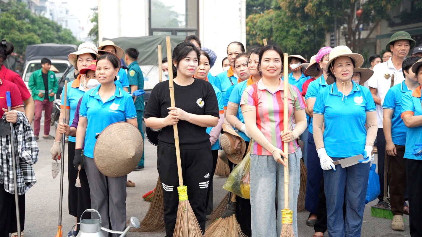 Hoài Đức đồng loạt ra quân tổng vệ sinh hướng tới chuyển từ “nhận thức” thành “hành động” vì môi trường Thủ đô- Ảnh 2.