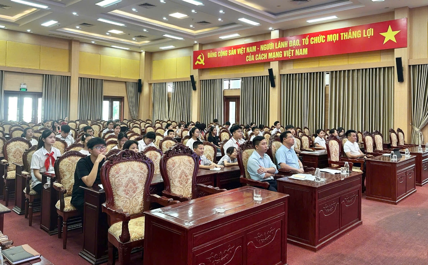 Đồng chí Nguyễn Thanh Bình - Bí thư Đảng ủy, Chủ tịch HĐND xã gặp gỡ, lắng nghe tâm tư của các đại biểu trẻ em trước Kỳ họp giả định HĐND trẻ em năm 2026- Ảnh 1.