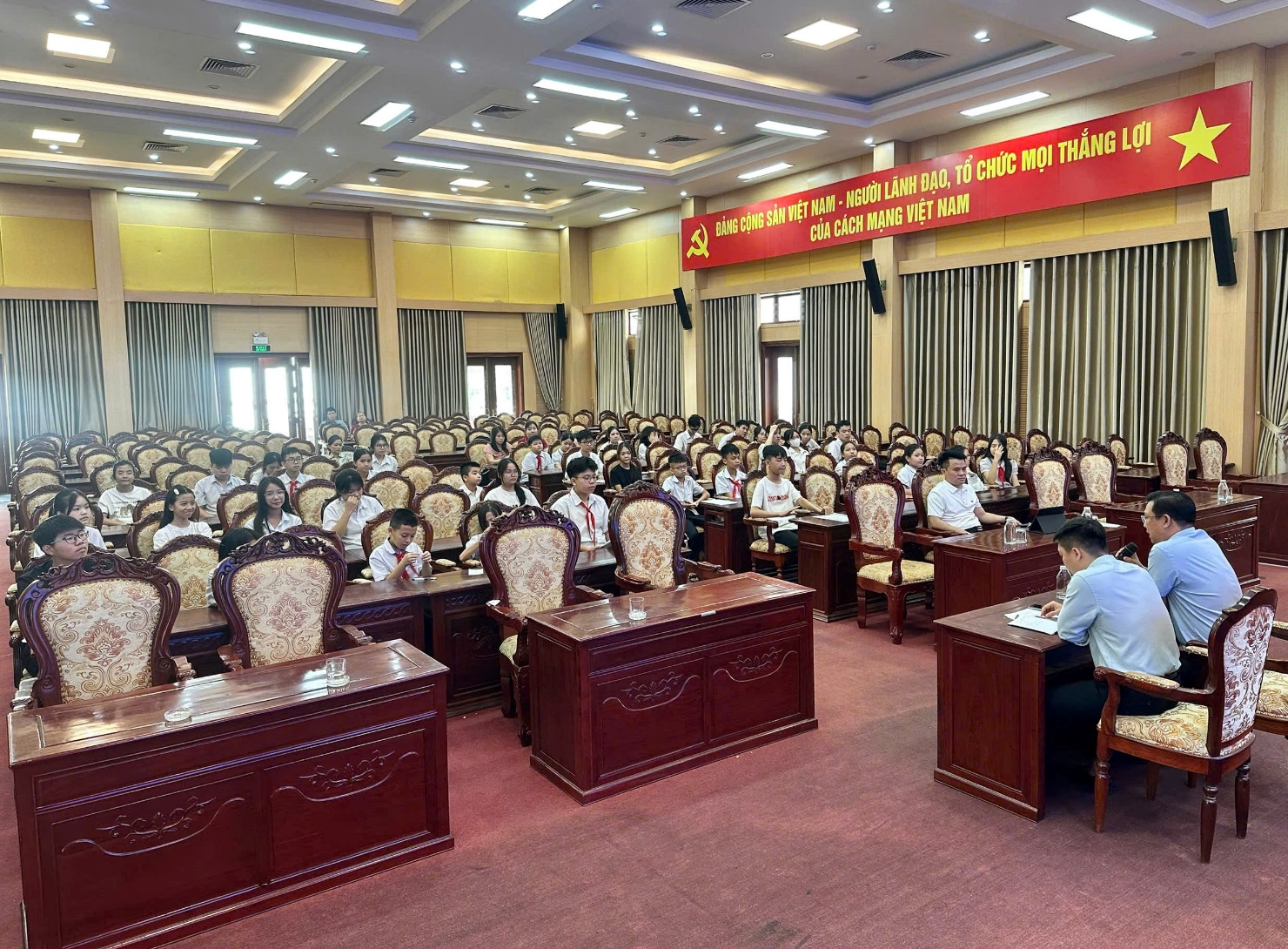 Đồng chí Nguyễn Thanh Bình - Bí thư Đảng ủy, Chủ tịch HĐND xã gặp gỡ, lắng nghe tâm tư của các đại biểu trẻ em trước Kỳ họp giả định HĐND trẻ em năm 2026- Ảnh 2.