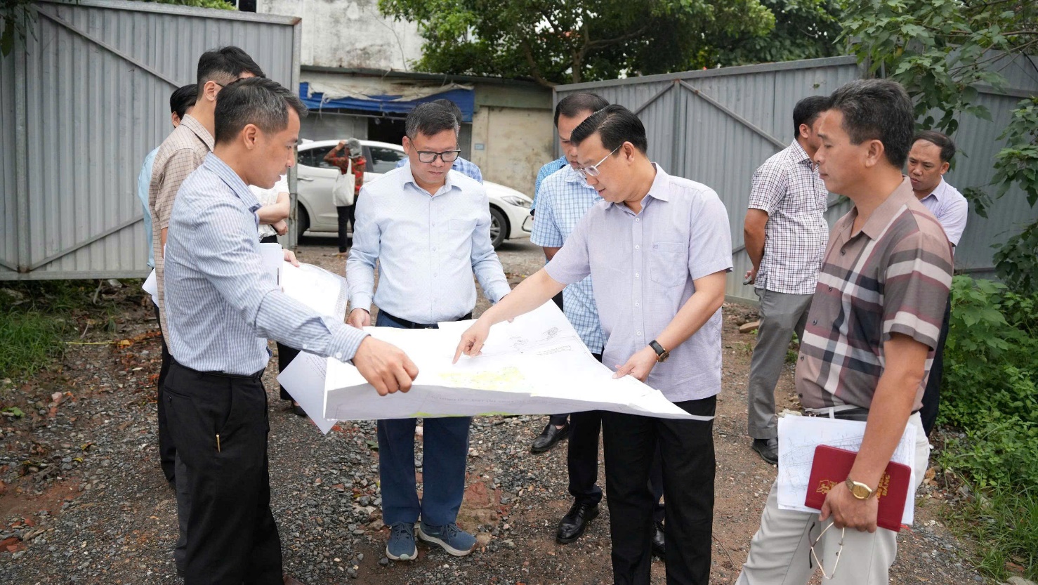 Đồng chí Nguyễn Thanh Bình - Bí thư Đảng uỷ, Chủ tịch HĐND xã, Trưởng Ban Chỉ đạo công tác giải phóng mặt bằng xã kiểm tra thực địa một số dự án- Ảnh 1.