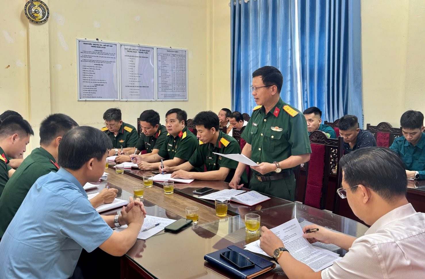 Đồng chí Nguyễn Thanh Bình - Bí thư Đảng uỷ, Chủ tịch HĐND xã chủ trì Hội nghị ra Nghị quyết lãnh đạo thực hiện nhiệm vụ tháng 6 năm 2026 của Chi bộ Quân sự xã- Ảnh 1.
