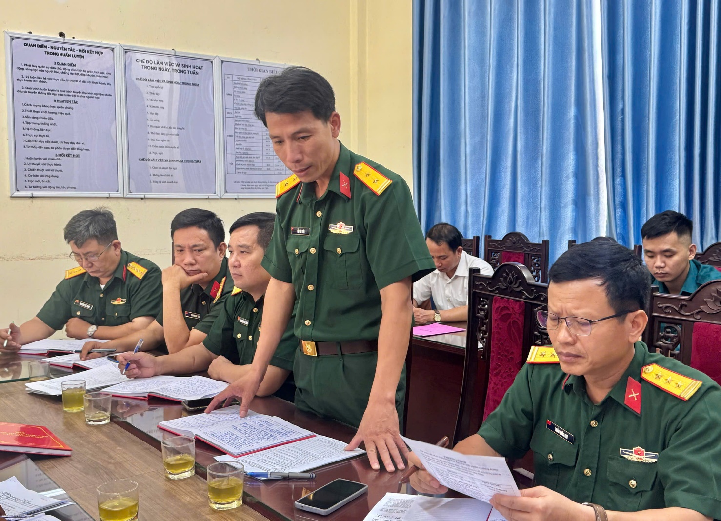 Đồng chí Nguyễn Thanh Bình - Bí thư Đảng uỷ, Chủ tịch HĐND xã chủ trì Hội nghị ra Nghị quyết lãnh đạo thực hiện nhiệm vụ tháng 6 năm 2026 của Chi bộ Quân sự xã- Ảnh 3.