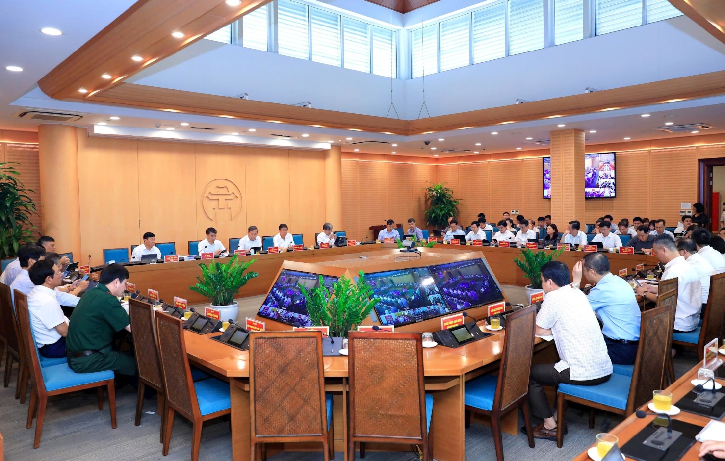 Toàn cảnh phiên họp tập thể UBND thành phố H thường kỳ tháng 6. Ảnh: Đình Hiệp