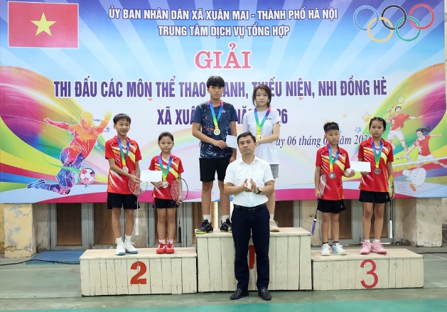 C:\Users\Admin\Desktop\cau long bong da\trao giai3.JPG