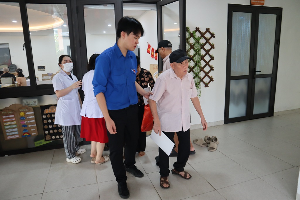 PHƯỜNG PHƯƠNG LIỆT TỔ CHỨC KHÁM, TƯ VẤN SỨC KHỎE CHO NGƯỜI CAO TUỔI, NGƯỜI KHUYẾT TẬT NĂM 2026- Ảnh 6.