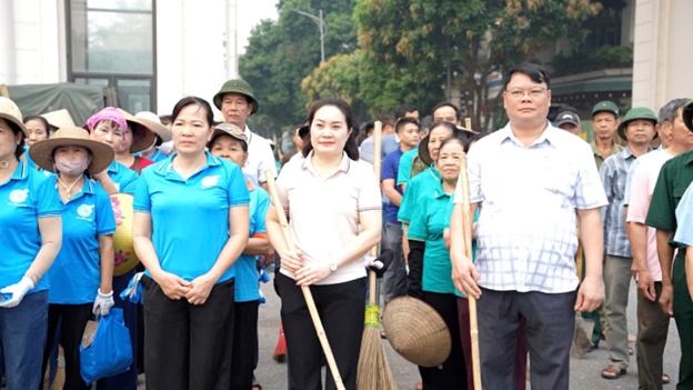 Hoài Đức đồng loạt ra quân tổng vệ sinh hướng tới chuyển từ “nhận thức” thành “hành động” vì môi trường Thủ đô- Ảnh 1.