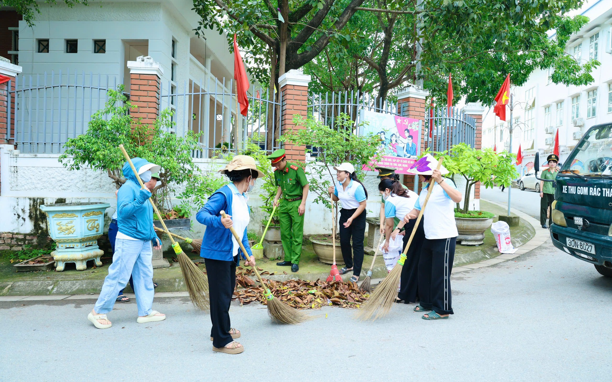 Tin truyền hình: Phú Nghĩa ra quân hưởng ứng phong trào “Toàn dân chung tay bảo vệ môi trường, vì Thủ đô xanh - sạch - đẹp”