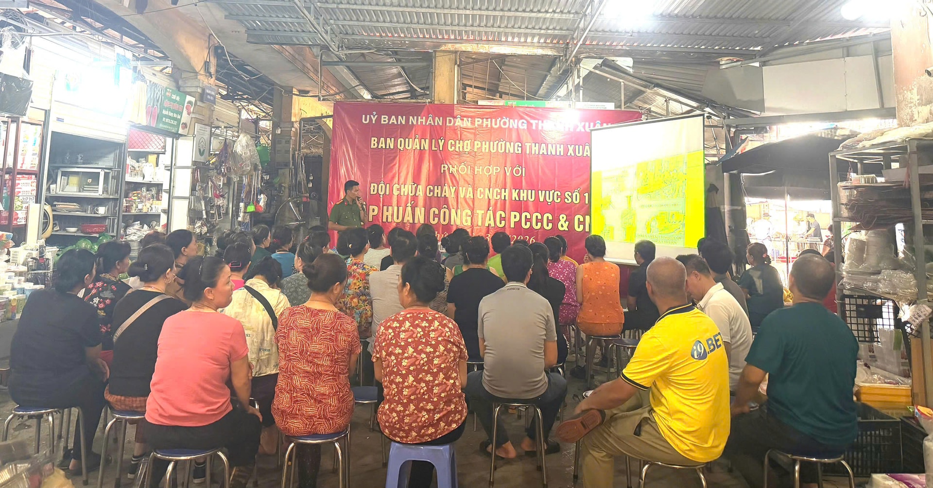 Tuyên truyền hướng dẫn an toàn PCCC cho các tiểu thương, người kinh doanh tại khu Chợ Thanh Xuân- Ảnh 1.