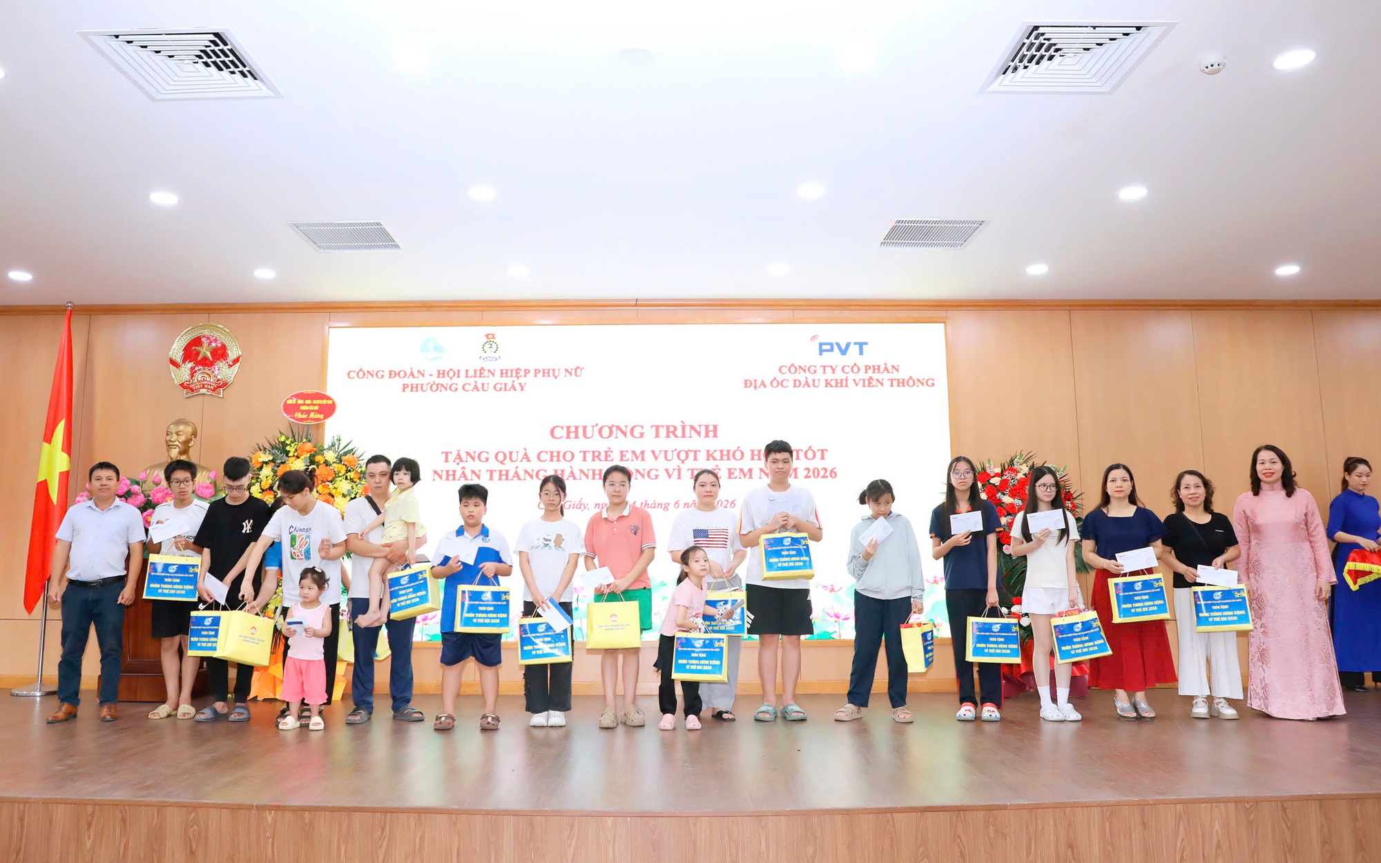 HỘI LIÊN HIỆP PHỤ NỮ - CÔNG ĐOÀN PHƯỜNG PHỐI HỢP TỔ CHỨC CHƯƠNG TRÌNH TẶNG QUÀ CHO TRẺ EM CÓ HOÀN CẢNH KHÓ KHĂN VÀ BIỂU DƯƠNG HỌC SINH TIÊU BIỂU NHÂN THÁNG HÀNH ĐỘNG VÌ TRẺ EM NĂM 2026