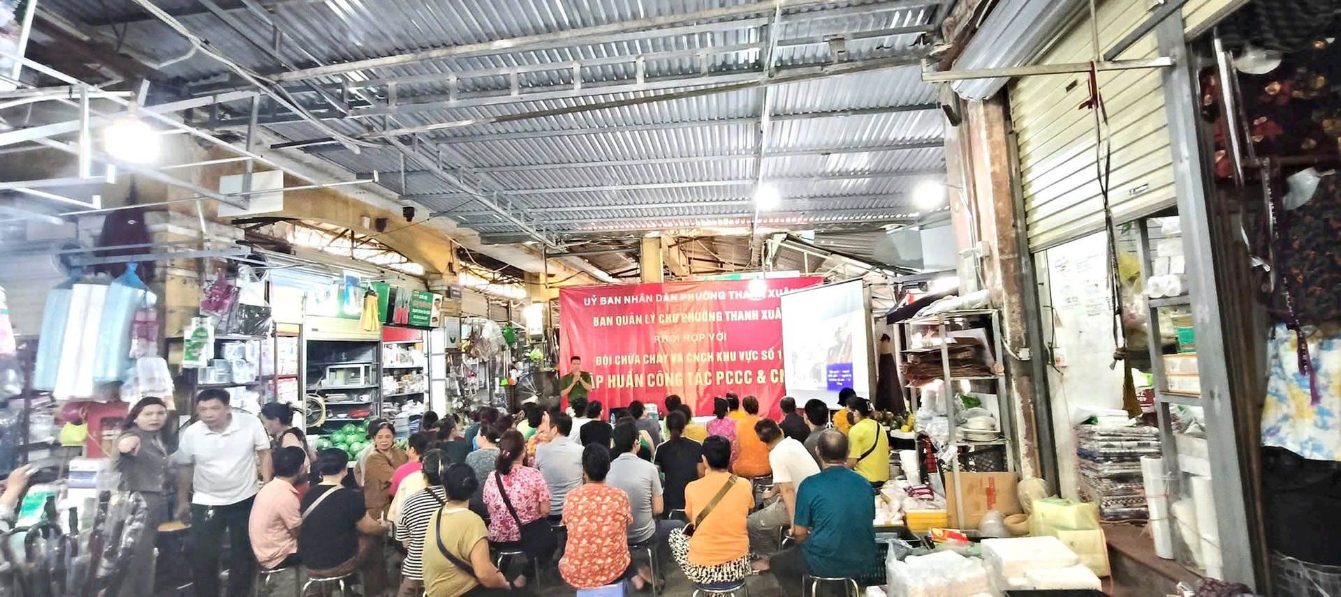 Tuyên truyền hướng dẫn an toàn PCCC cho các tiểu thương, người kinh doanh tại khu Chợ Thanh Xuân- Ảnh 2.