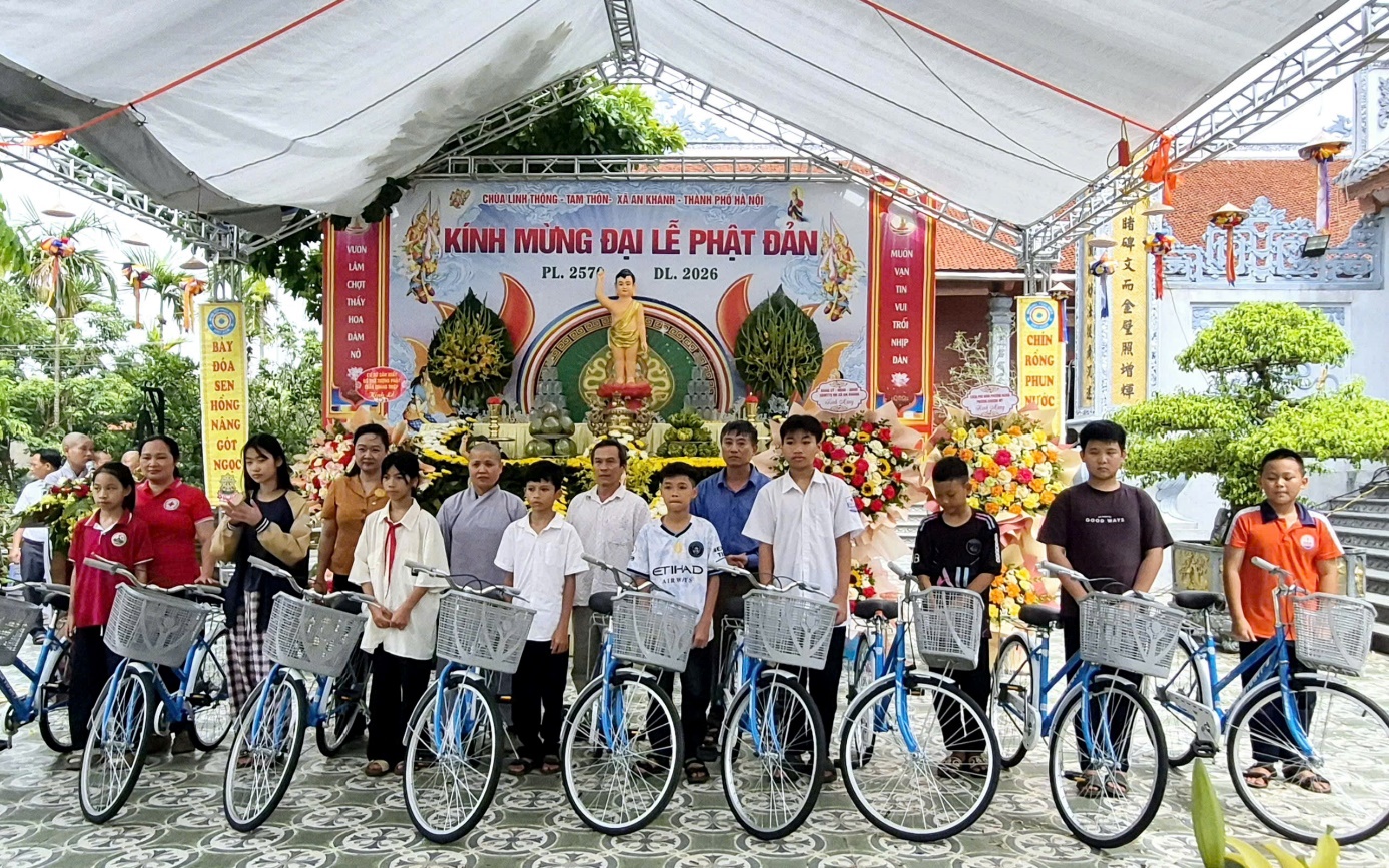 Chùa Linh Thông, chùa Trung Hưng xã An Khánh trao quà cho người có hoàn cảnh khó khăn nhân mùa Phật đản