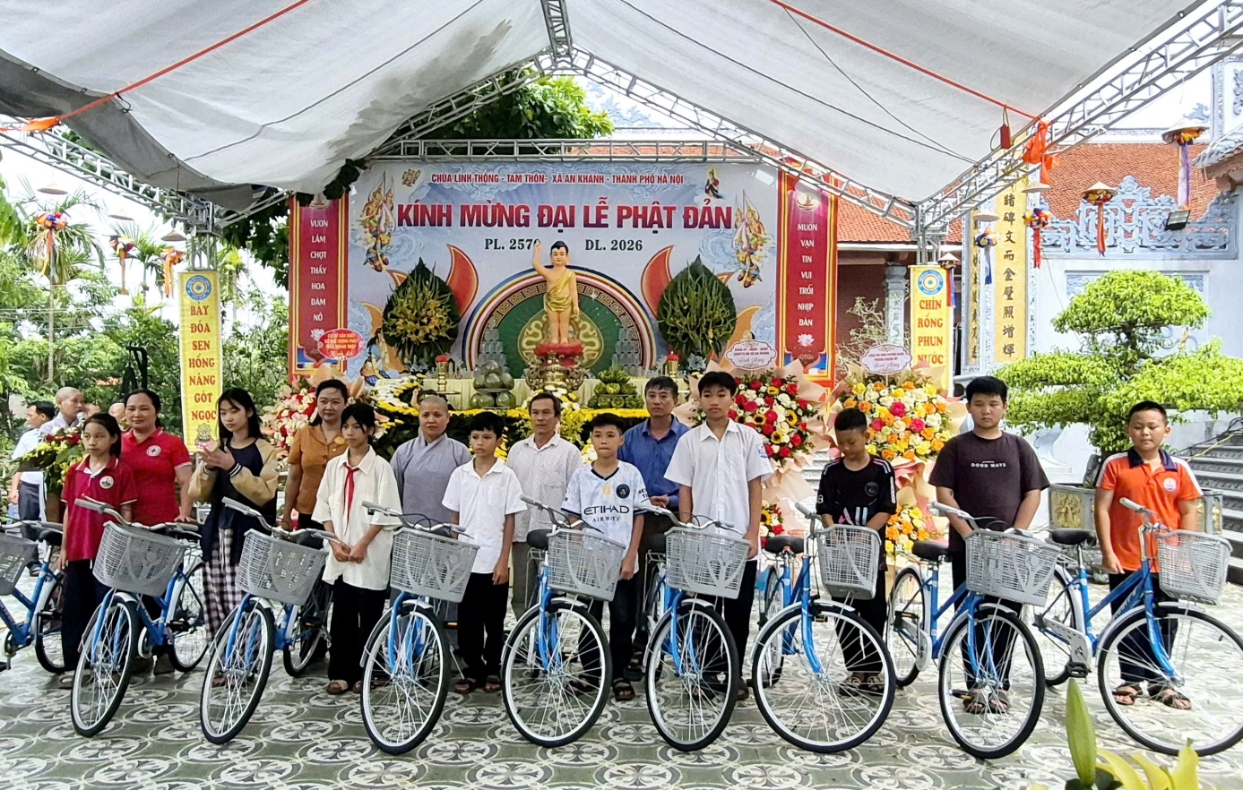 Chùa Linh Thông, chùa Trung Hưng xã An Khánh trao quà cho người có hoàn cảnh khó khăn nhân mùa Phật đản- Ảnh 1.
