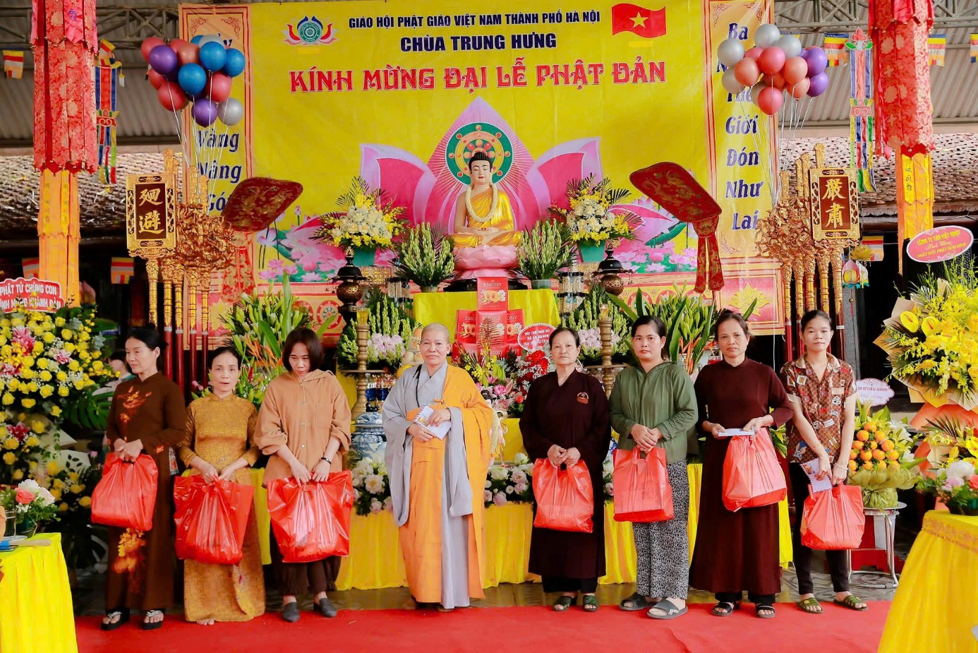 Chùa Linh Thông, chùa Trung Hưng xã An Khánh trao quà cho người có hoàn cảnh khó khăn nhân mùa Phật đản- Ảnh 2.