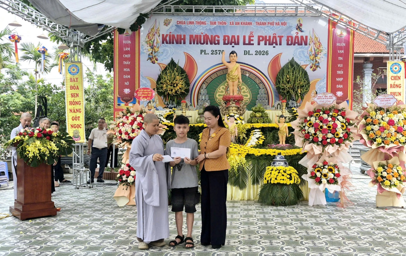 Chùa Linh Thông, chùa Trung Hưng xã An Khánh trao quà cho người có hoàn cảnh khó khăn nhân mùa Phật đản- Ảnh 3.